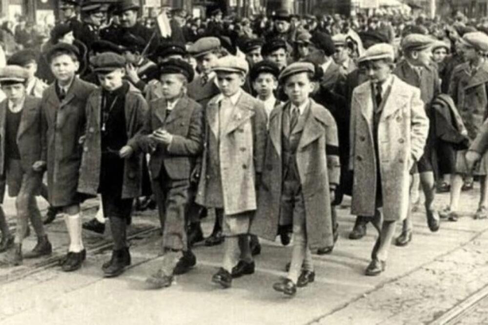 Na ovoj fotografiji iz 1939. godine nalazi se naš legendarni glumac: Da li ga prepoznajete?