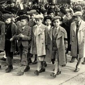 Na ovoj fotografiji iz 1939. godine nalazi se naš legendarni glumac: Da li ga prepoznajete?