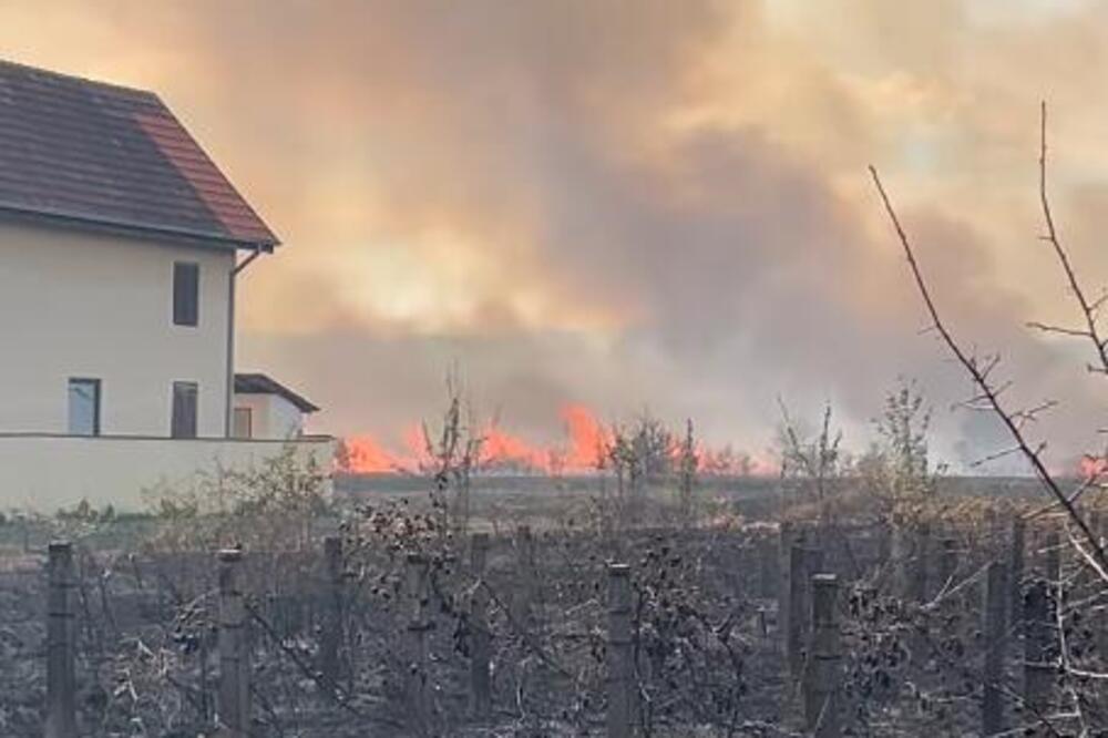 OD DIMA SE JEDVA VIDI NEBO, VATRA IDE KA KUĆAMA, VATROGASCI U VELIKOJ BORBI! Novi požar buknuo u ovom delu Srbije!