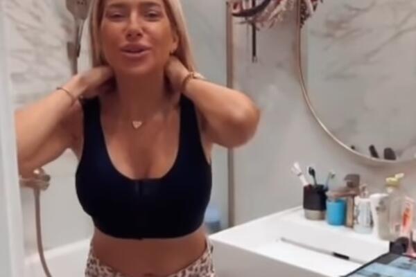 JOVANA JEREMIĆ PEVA I VRCKA, U PRVOM PLANU SU NOVE GRUDI! Napućila se i pokazala šta poseduje, sve se PRELIVA VIDEO