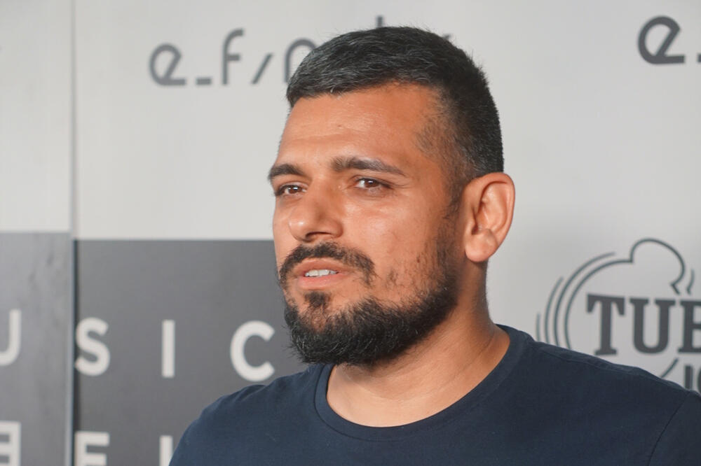"ČEKAM DA GA BRAT PREVEZE IZ CRNE GORE" Oglasio se Bora Santana nakon očeve smrti