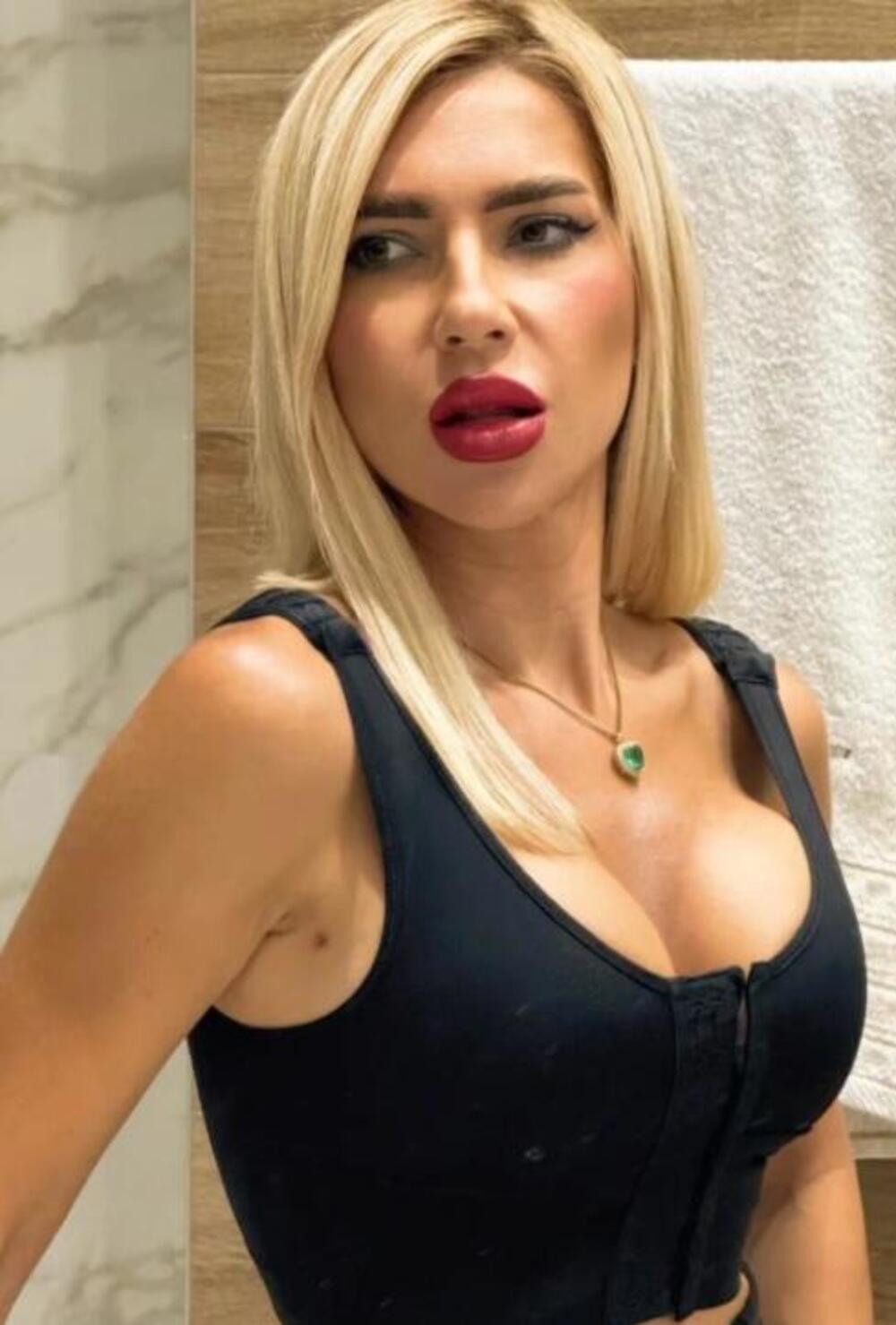 JOVANA JEREMIĆ NE PRESTAJE DA PROVOCIRA SRBE, bezobrazno do bola! U PRVOM PLANU BUJNE GRUDI, a onda DOLE... (FOTO)