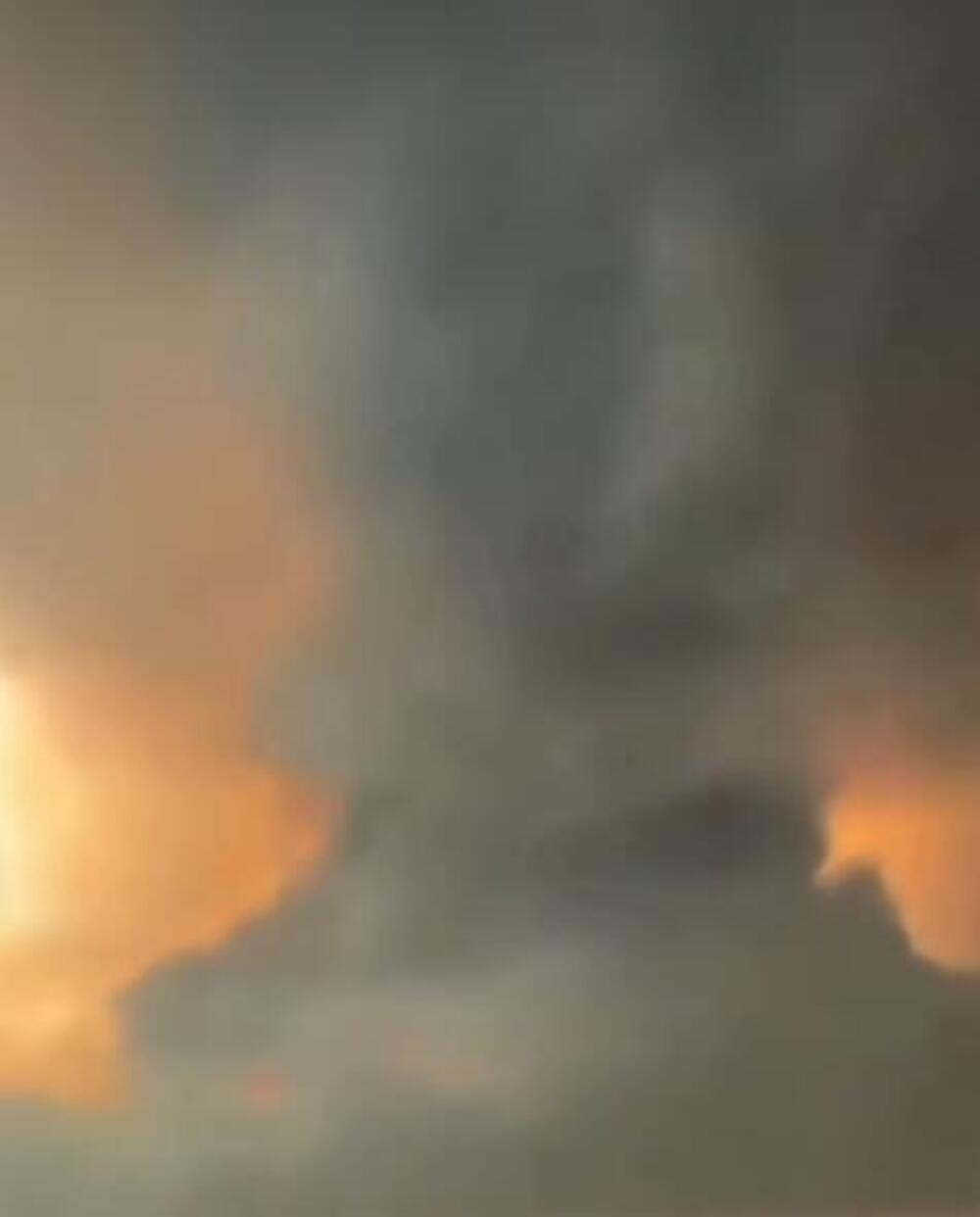 STVORIO SE VATRENI TORNADO! Velika vatrena zver guta Deliblatsku peščaru, snimak ledi krv! (VIDEO)