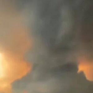 STVORIO SE VATRENI TORNADO! Velika vatrena zver guta Deliblatsku peščaru, snimak ledi krv! (VIDEO)
