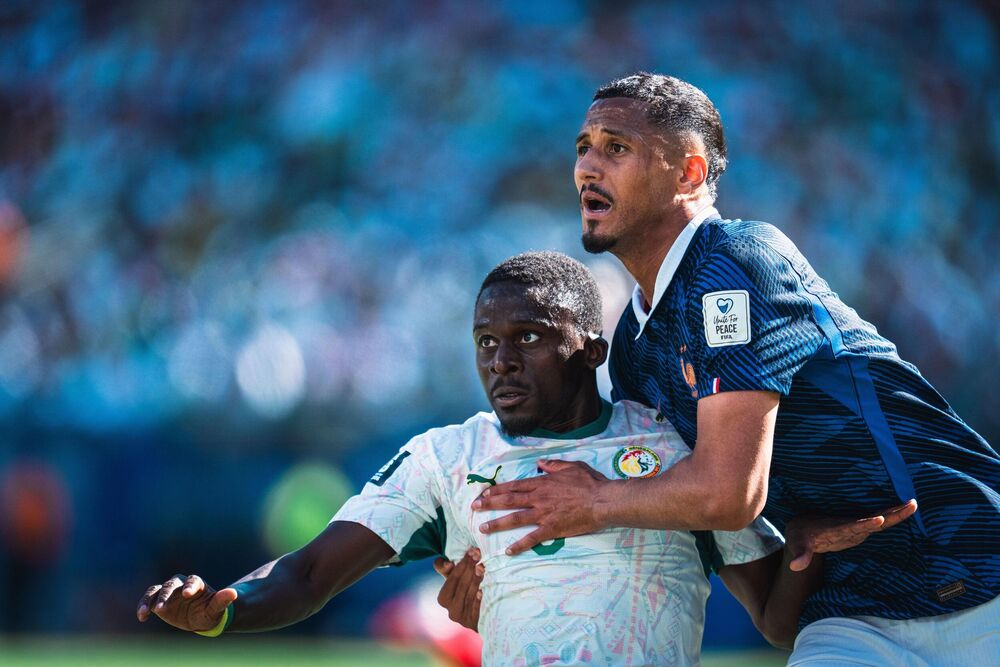 Bamba Dijeng u duelu sa Vilijamom Salibom na utakmici Francuske i Senegala u osmini finala Svetskog prvenstva 2026. godine