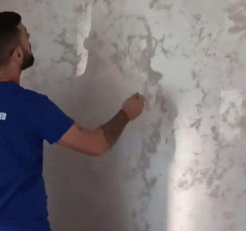 "Lice sa zida nas je preseklo, gazdarica zaplakala!" Majstor krečio kuću, pa zanemeo od prizora - zvali sveštenika