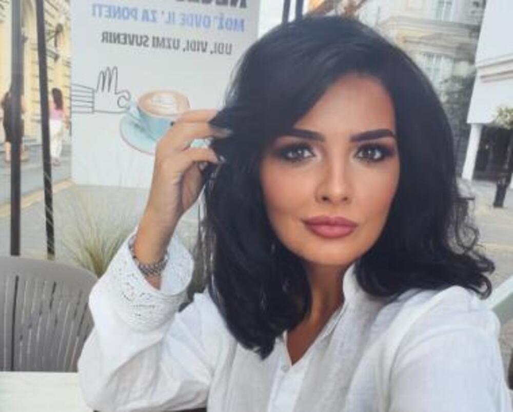 MILENA POPOVIĆ U EKSTREMNO KRATKOM MINIĆU MAMI SVE: Sela u kafić da popije kafu, a svi gledaju SAMO U JEDNU STVAR!