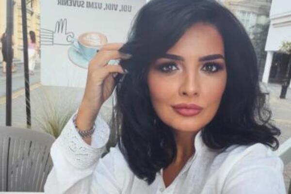 MILENA POPOVIĆ U EKSTREMNO KRATKOM MINIĆU MAMI SVE: Sela u kafić da popije kafu, a svi gledaju SAMO U JEDNU STVAR!
