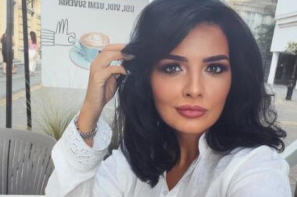 MILENA POPOVIĆ U EKSTREMNO KRATKOM MINIĆU MAMI SVE: Sela u kafić da popije kafu, a svi gledaju SAMO U JEDNU STVAR!