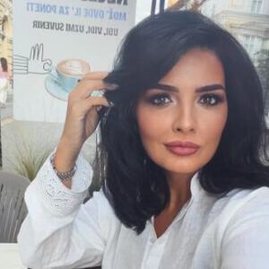 MILENA POPOVIĆ U EKSTREMNO KRATKOM MINIĆU MAMI SVE: Sela u kafić da popije kafu, a svi gledaju SAMO U JEDNU STVAR!