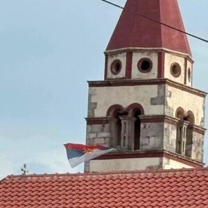HRVATI SE UZBUDILI ZBOG SRPSKE TROBOJKE NA CRKVI I ZVALI POLICIJU: Ovaj put NIKO NE SME SKIDATI ZASTAVU, evo zašto!