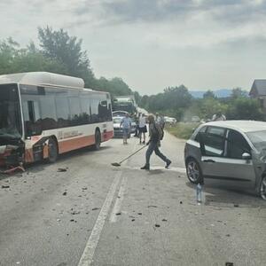Stravičan sudar autobusa i automobila na putu između Čačka i Kraljeva! Vozila potpuno smrskana, ništa nije ostalo