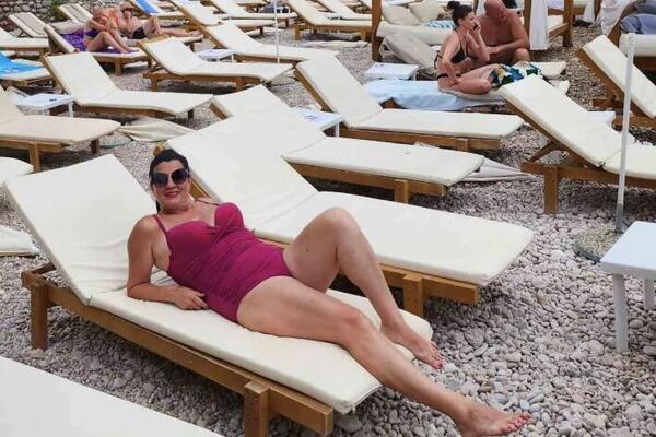 KAD IZGLEDA KO AVION NE MORA NI POD NOŽ: Pevačica nije imala nijednu korekciju, a i danas je FATALNA za mnoge