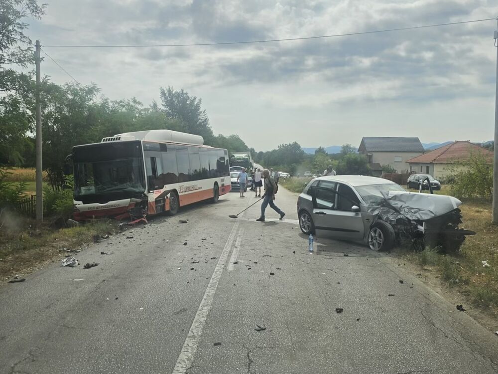 Sudar autobusa i automobila kod Kraljeva