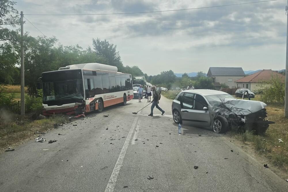 Teška saobraćajna nesreća kod Kraljeva: Sudarili se autobus i auto, prizori s lica mesta su jezivi! (FOTO)