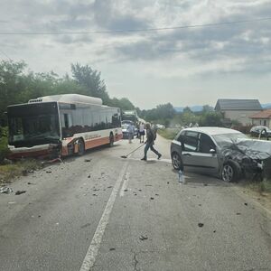 Teška saobraćajna nesreća kod Kraljeva: Sudarili se autobus i auto, prizori s lica mesta su jezivi! (FOTO)