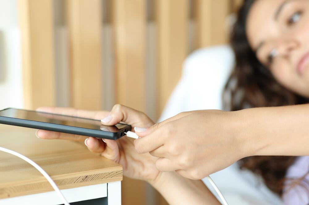 Ostavljate punjač za telefon u utičnici? Evo koliko struje zaista troši i kada može da bude opasan, oprez!