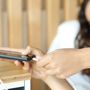 Ostavljate punjač za telefon u utičnici? Evo koliko struje zaista troši i kada može da bude opasan, oprez!