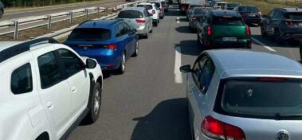 KILOMETARSKE KOLONE NA AUTO-PUTU KA NIŠU: Težak udes napravio KOLAPS! (FOTO)