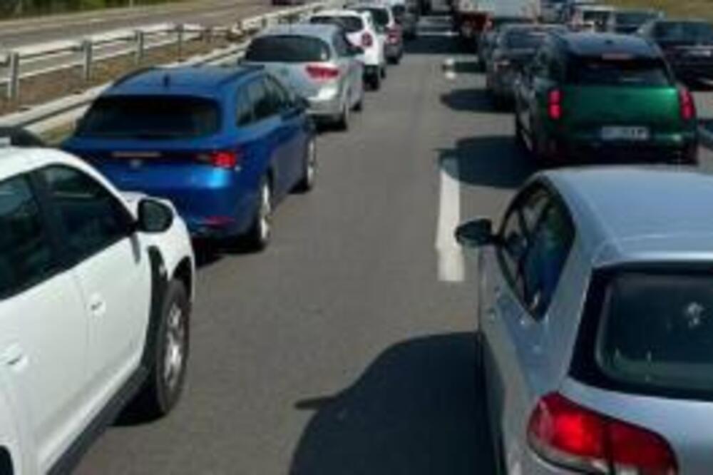 KILOMETARSKE KOLONE NA AUTO-PUTU KA NIŠU: Težak udes napravio KOLAPS! (FOTO)