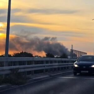IMA POVREĐENIH! Veliki požar u Novom Sadu, nakon eksplozije sve je BUKNULO, plamen se vidi iz svih delova grada
