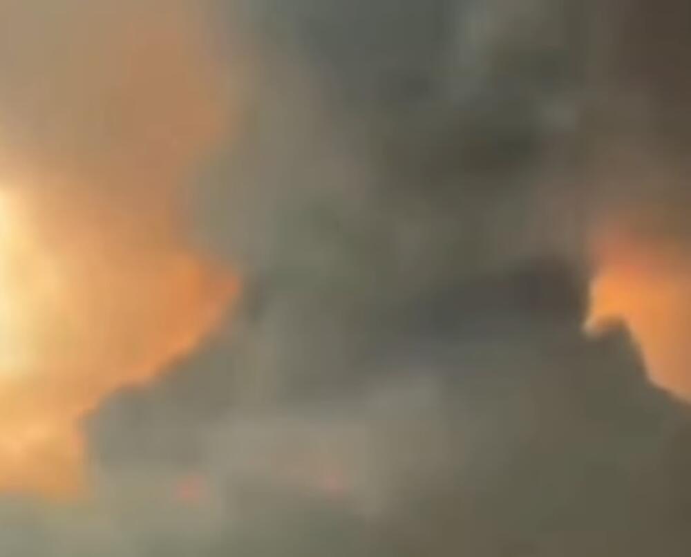 VATRENI TORNADO U DELIBLATSKOJ PEŠČARI NOSI SVE PRED SOBOM! Sateliti zabeležili jezivi fenomen, GUTA SVE PRED SOBOM