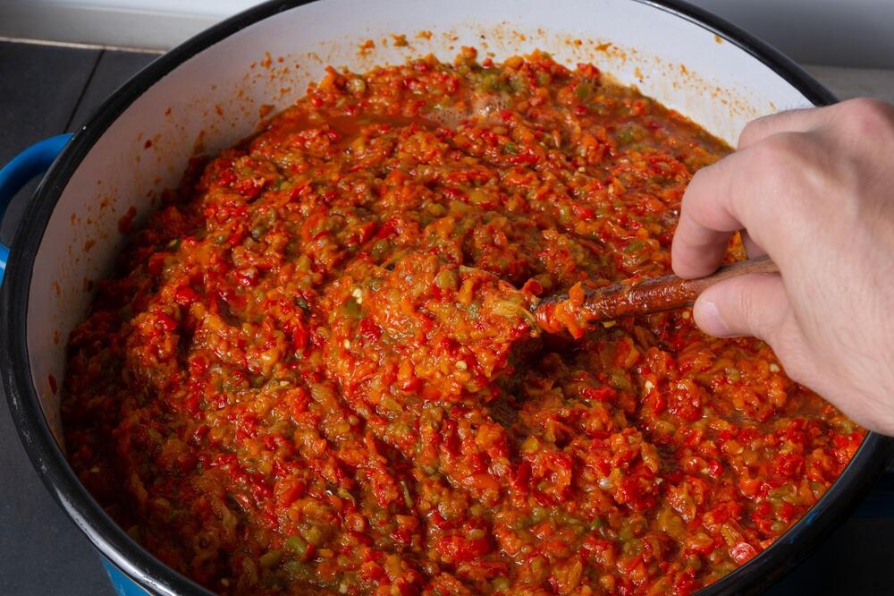 Ovo je danas najtraženiji recept: Ajvar bez ljuštenja paprika, cela tegla otići će za tren oka, ovo morate probati