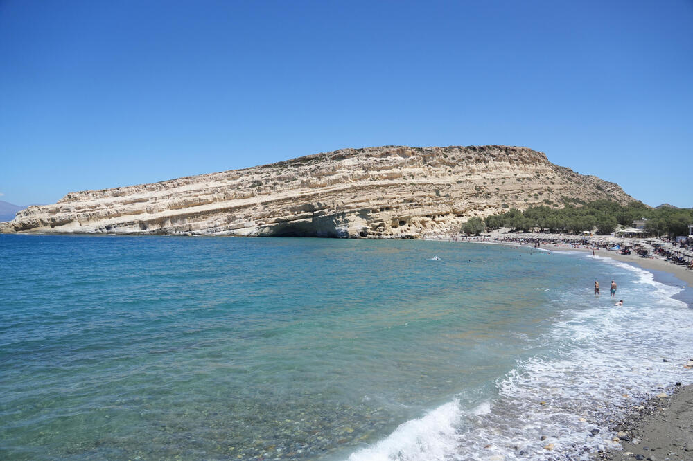 Morska neman spava na obali dok je turisti posmatraju: Stručnjaci izdali upozorenje! (FOTO)