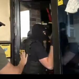 UKP ga uhapsio za kafanskim stolom, isplivao snimak akcije: Ovo je osumnjičeni za bacanje bombe na kuću biznismena