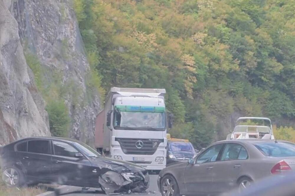 Žestok lančani sudar na izlazu iz Užica ka Zlatiboru! Automobili smrskani, jezivi prizori sa lica mesta! (FOTO)