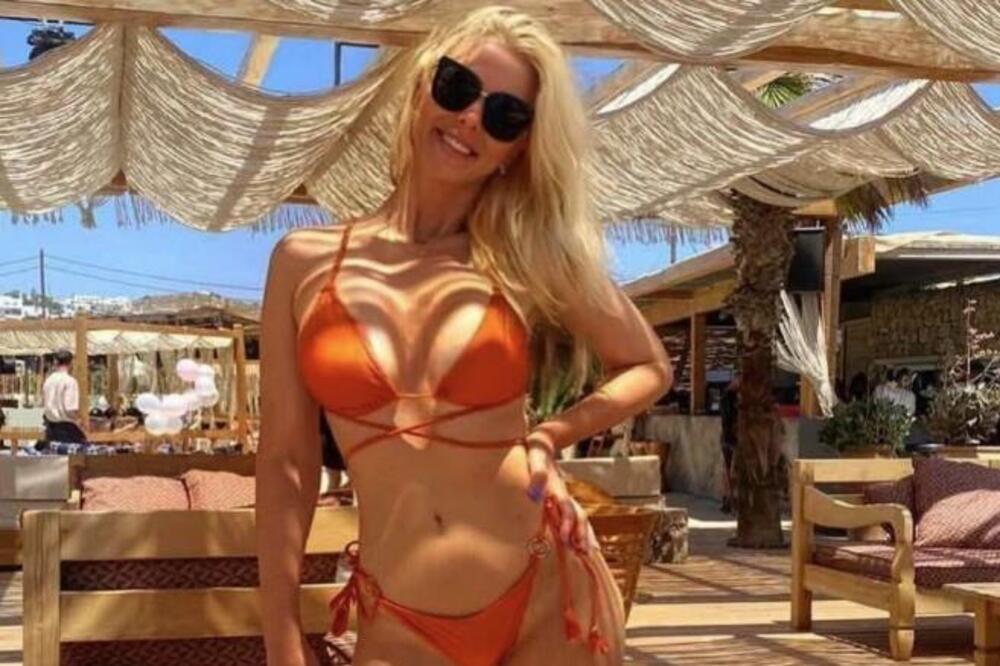 VODITELJKA GRMI U MIKRO BIKINIJU: Fatalna plavuša pokazala čime raspolaže, iz ovo perspektive se vidi najbolje