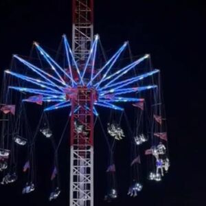 TRI SATA VISILI U VAZDUHU! Ringišpil iznenada stao na 30 metara visine, putnici zarobljeni u STRAVI (VIDEO)