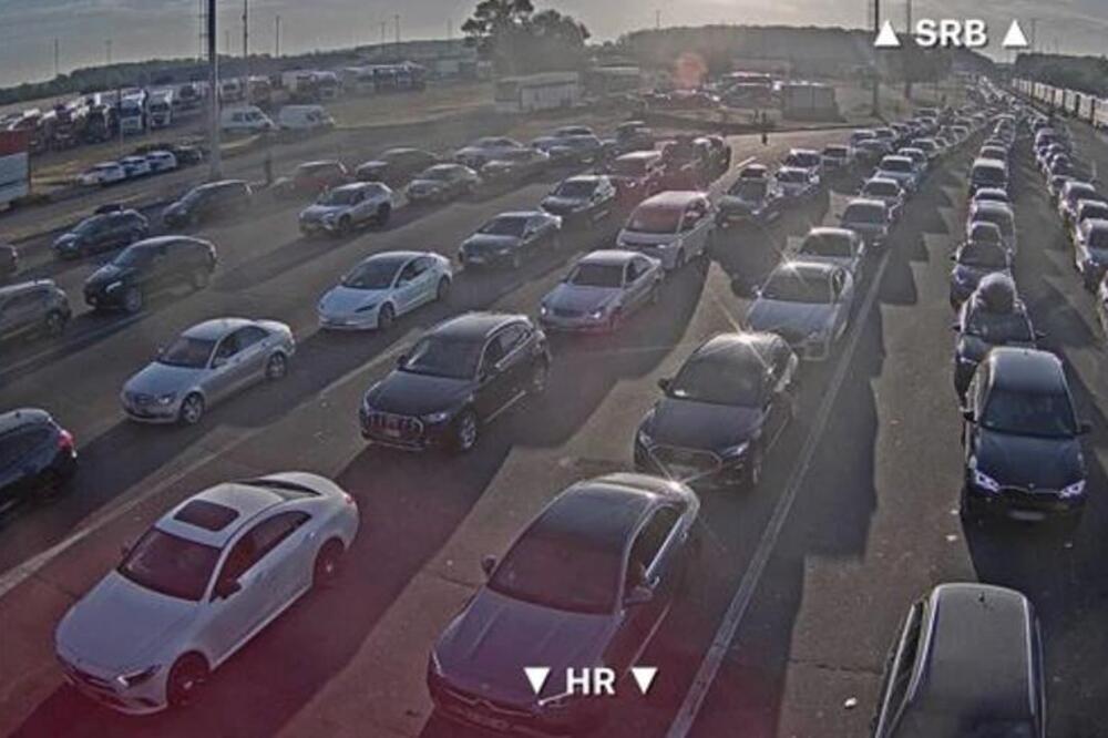 Na ovom graničnom prelazu od jutros se čeka najmanje četiri sata: Putnici očajni, gužve su ogromne