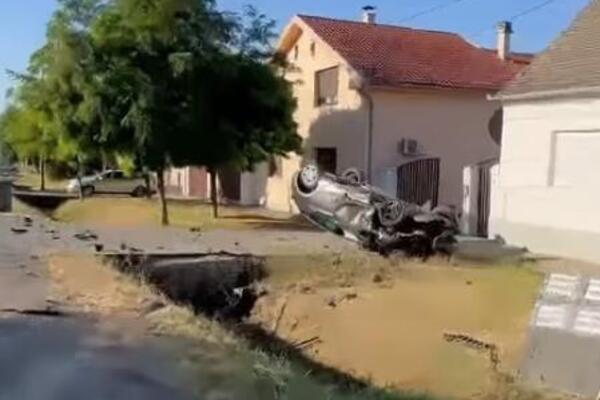 MUŠKARAC STRADAO NA LICU MESTA: Teška nesreća u Šimanovcima, jedan auto smrskan, drugi se prevrnuo na krov (VIDEO)