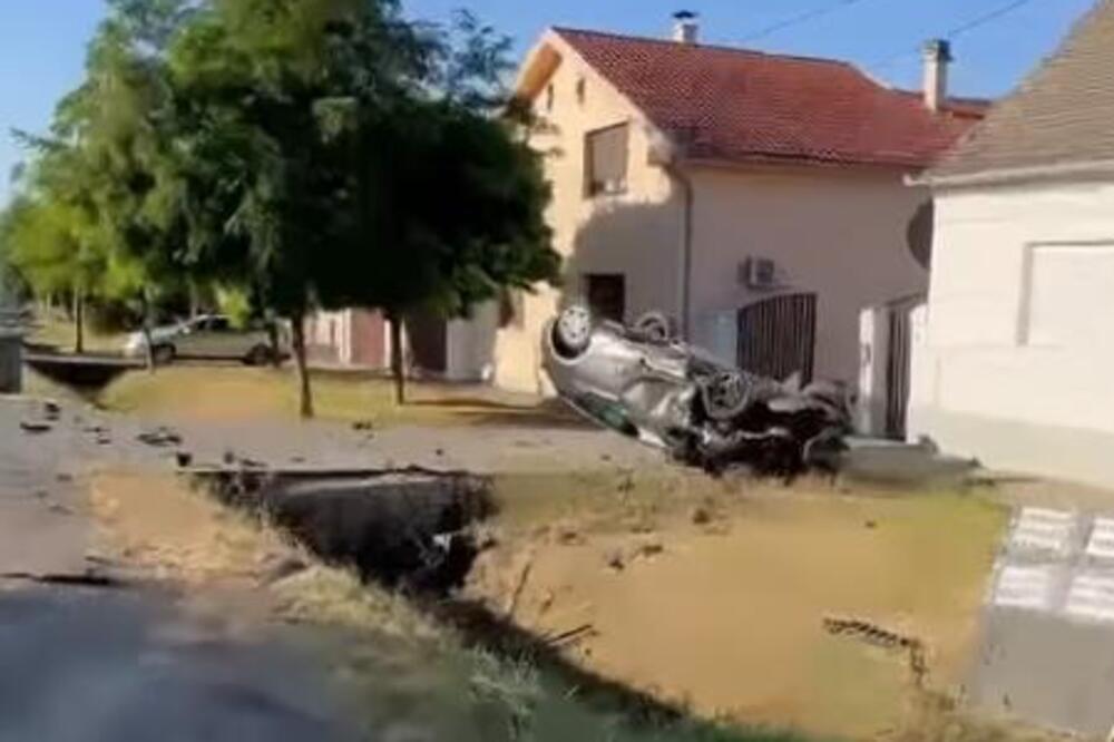 MUŠKARAC STRADAO NA LICU MESTA: Teška nesreća u Šimanovcima, jedan auto smrskan, drugi se prevrnuo na krov (VIDEO)