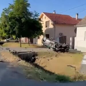 MUŠKARAC STRADAO NA LICU MESTA: Teška nesreća u Šimanovcima, jedan auto smrskan, drugi se prevrnuo na krov (VIDEO)
