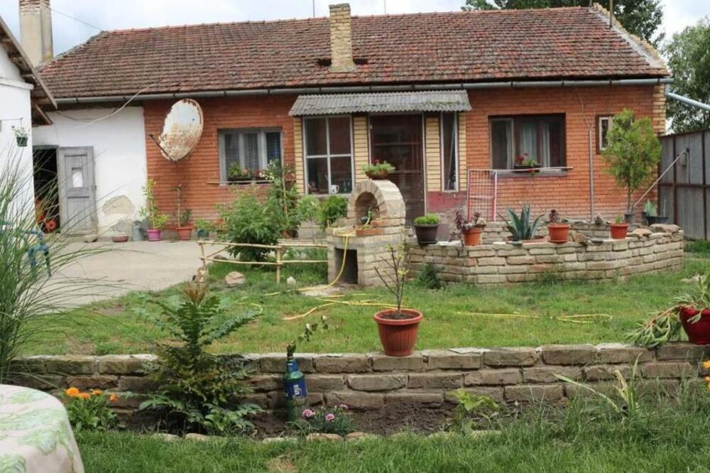 Kuća sa pomoćnim objektom, garažom i placem od 17 ari se prodaje za 20.000 evra: Ponuda kakva se retko viđa kod nas