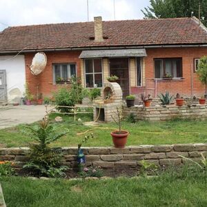 Kuća sa pomoćnim objektom, garažom i placem od 17 ari se prodaje za 20.000 evra: Ponuda kakva se retko viđa kod nas