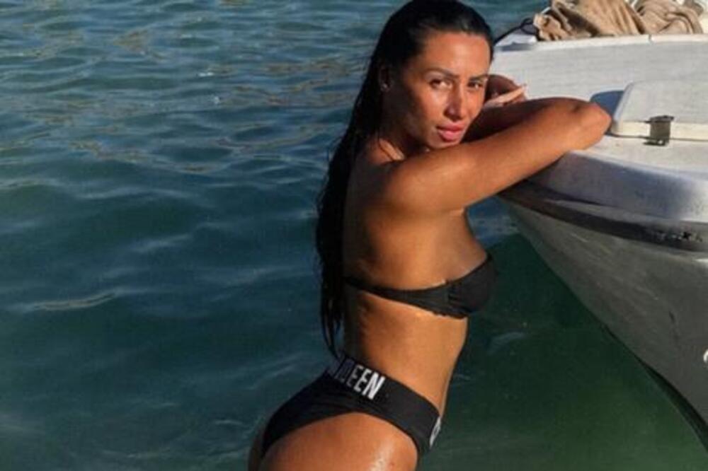 SRBI ĆE JE SANJATI ZBOG OVIH VRELIH KADROVA: Skinula se i pokazala gde je najjača, ovakva ne treba ni da se skriva