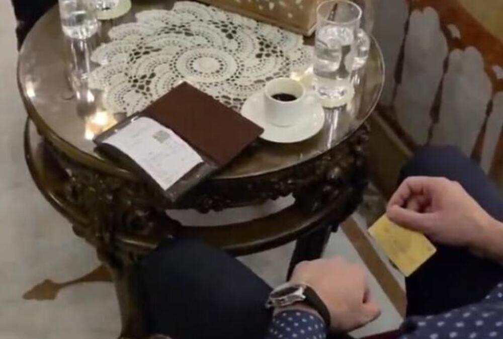 OVAJ SNIMAK IZ SIRIJE OBIŠAO JE SVET: Predsednik platio kafu a ono što je uradio bilo je NEMOGUĆE 15 godina (VIDEO)