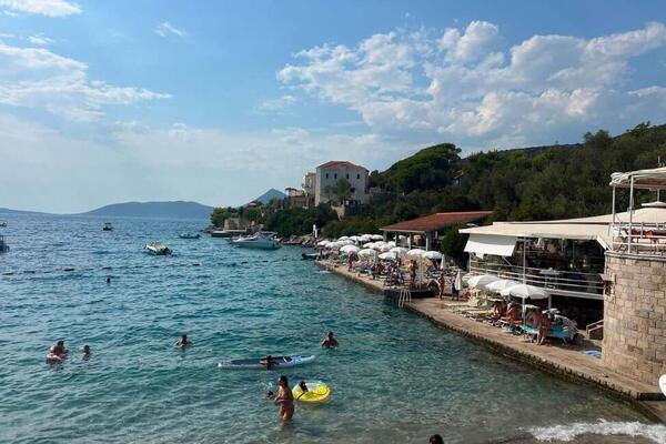 MALO KO ZNA ZA OVU PLAŽU NA JADRANU: Kristalno more krije priču staru vekovima, legenda privlači sve više turista