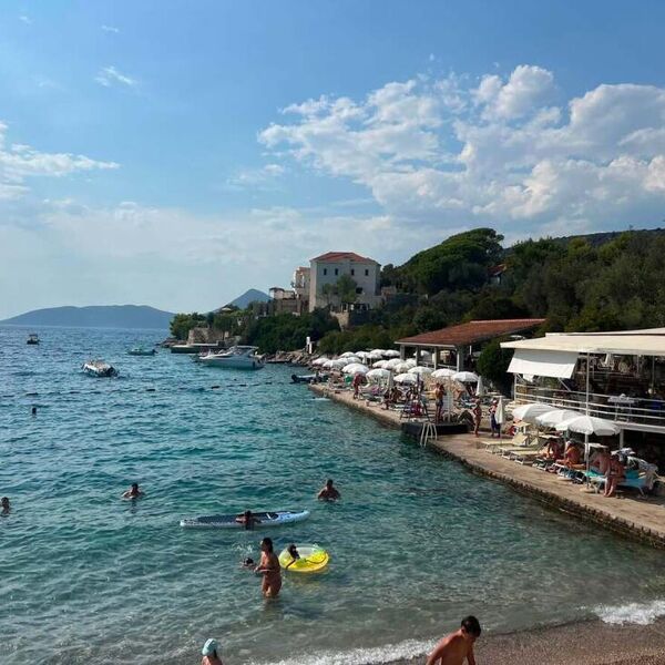 MALO KO ZNA ZA OVU PLAŽU NA JADRANU: Kristalno more krije priču staru vekovima, legenda privlači sve više turista