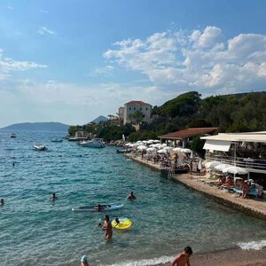 MALO KO ZNA ZA OVU PLAŽU NA JADRANU: Kristalno more krije priču staru vekovima, legenda privlači sve više turista