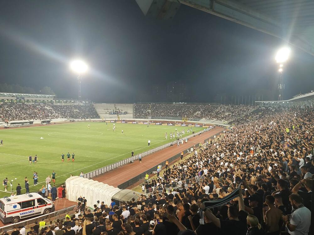 Crno-bela porodica na okupu! Košarkaši Partizana stigli da podrže fudbalere! (Video)