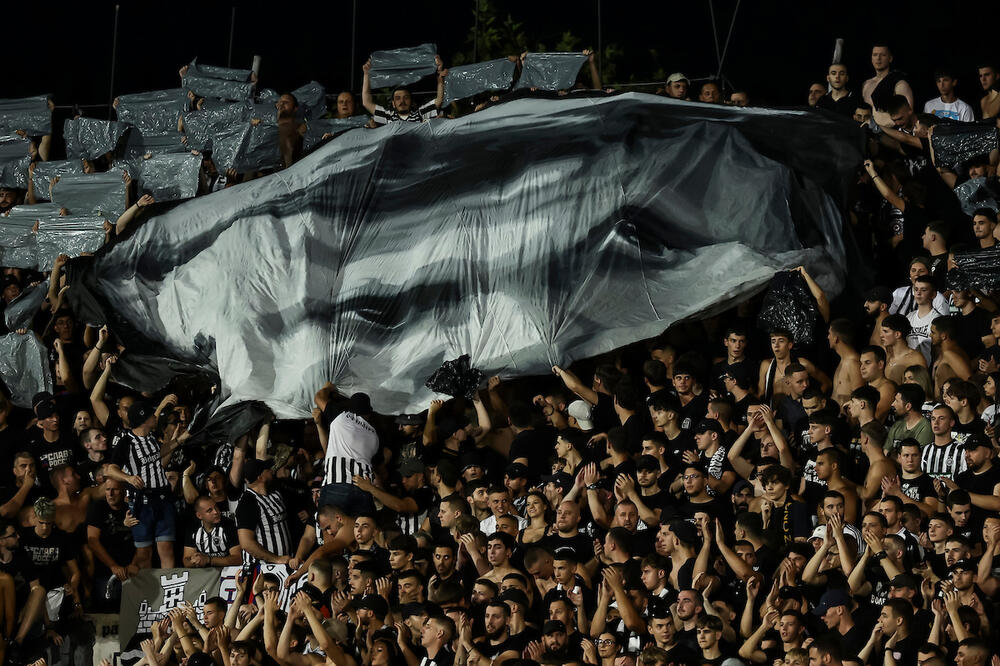 Grobari se poklonili fudbalerima Partizana posle bolne eliminacije! (Video)