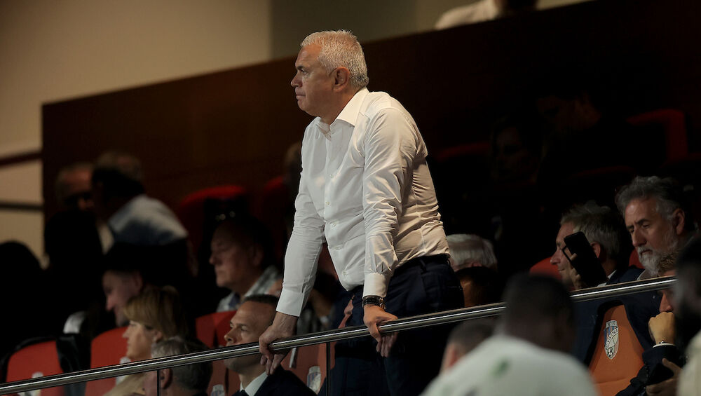 Zvezdan Terzić na utakmici Viktorije Plzenj i Crvene zvezde u revanš meču plej-ofa za Ligu Evrope