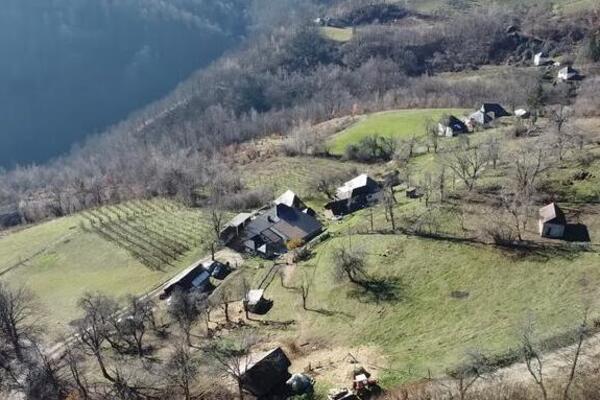 Imanje i dve kuće se prodaju za 29.000 evra: Banja se nalazi na samo 7 kilometara - top lokacija