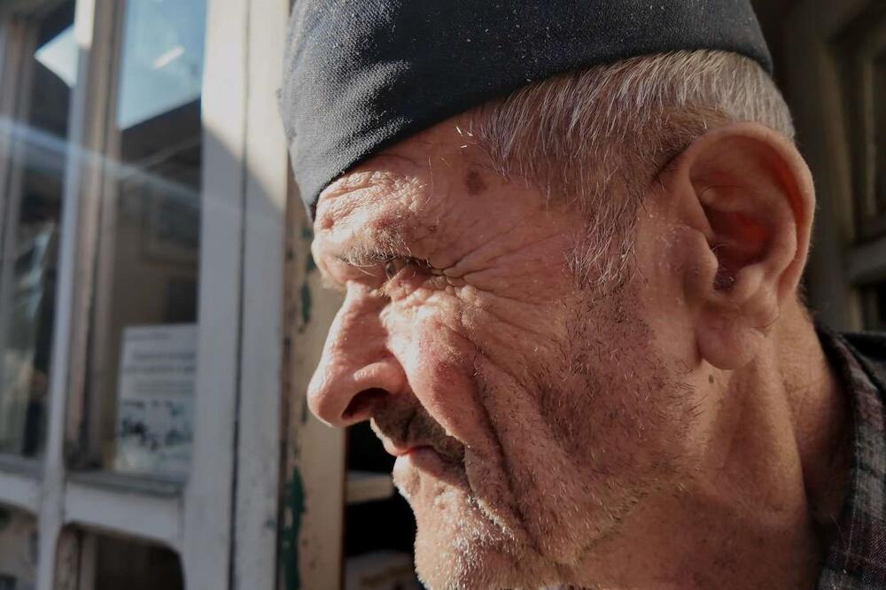 Deda Đorđe ima 92 godine, ali i dalje radi: Vredne stare ruke čuvaju srpsku tradiciju od zaborava (FOTO)