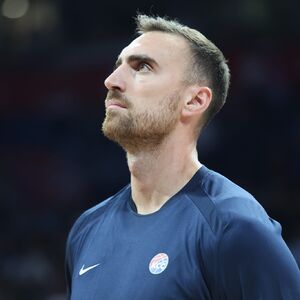 Nikola Milutinov iznet sa parketa! (Video/Foto)