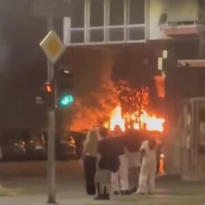 DRAMA U NOVOM SADU: Strašan požar na parkingu, izgorelo više vozila (VIDEO)
